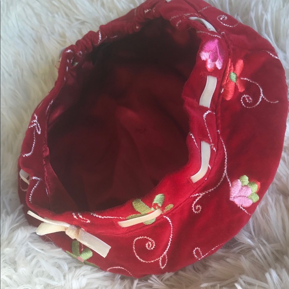 Beautiful red baret hat, perfect for the holidays. - Picture 5 of 6